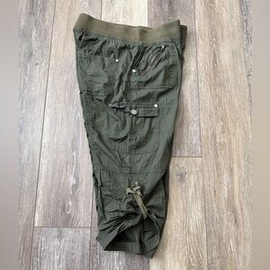 De’ rotchild army green Capri Size XL
“Measurements posted”